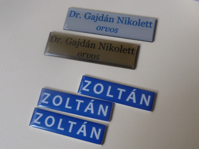 egyedi gravirozott nevkituzok